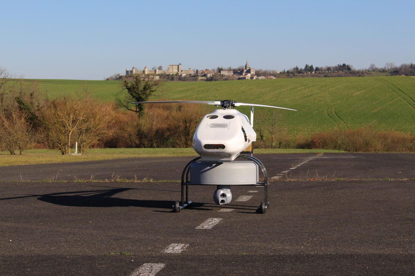 Image représentant le drone Dragon poser sur une piste d'atterrissage.